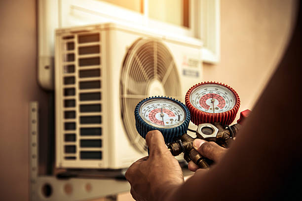 Professional Hvac technician working in Grove City, FL